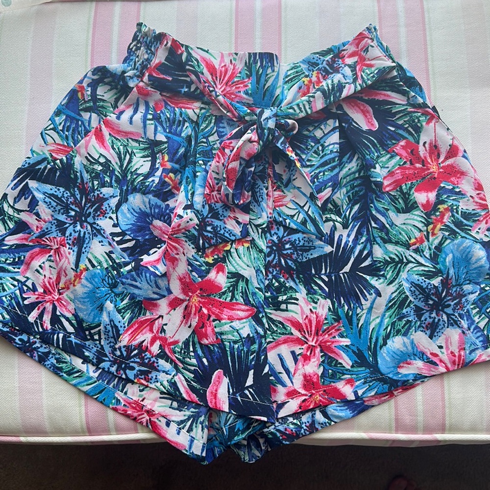 NWOT Marilyn Monroe Hawaiian Floral Shorts with Tie